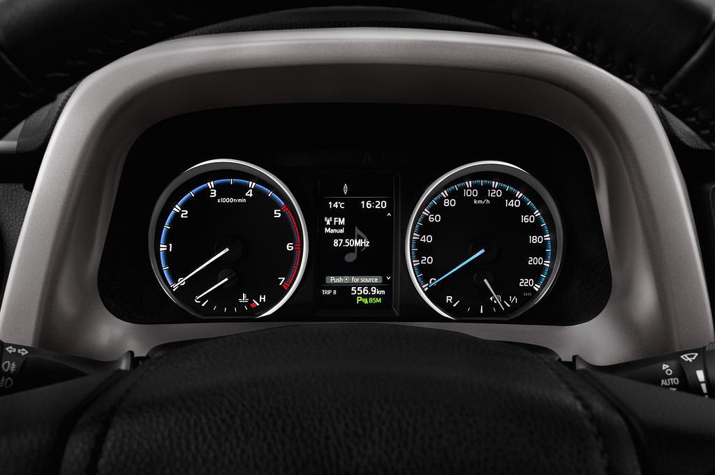 Toyota RAV4 (Baujahr 2016) Edition 5 Türen Tacho und Fahrerinstrumente