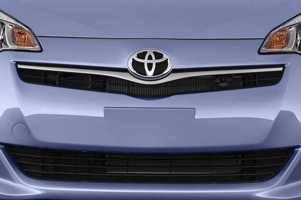 Toyota Verso-S (Baujahr 2011) - 5 Türen Kühlergrill und Scheinwerfer