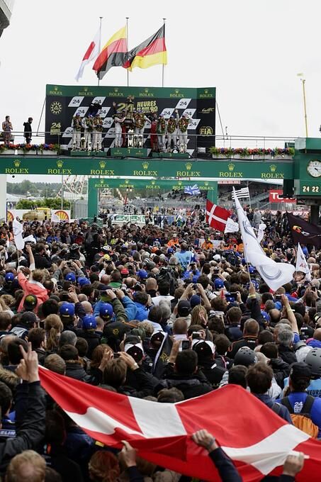 Die Massen huldigen den erfolgreichen Rennfahrern