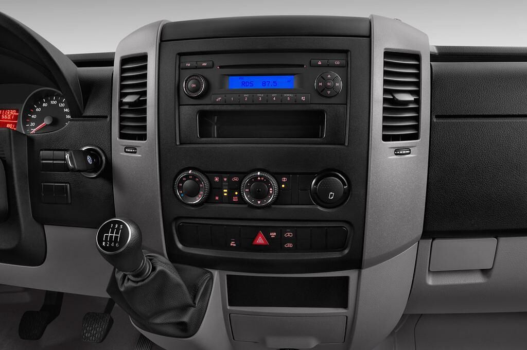 Volkswagen Crafter (Baujahr 2014) L3H2 4 Türen Mittelkonsole