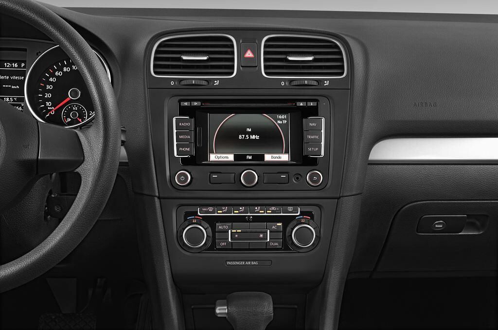 Volkswagen Golf (Baujahr 2011) Trendline 5 Türen Mittelkonsole