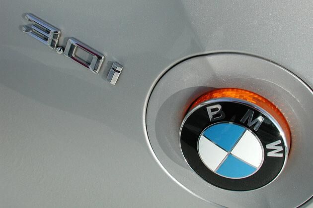 Der seitliche Blinker mit aufgesetztem BMW-Logo
