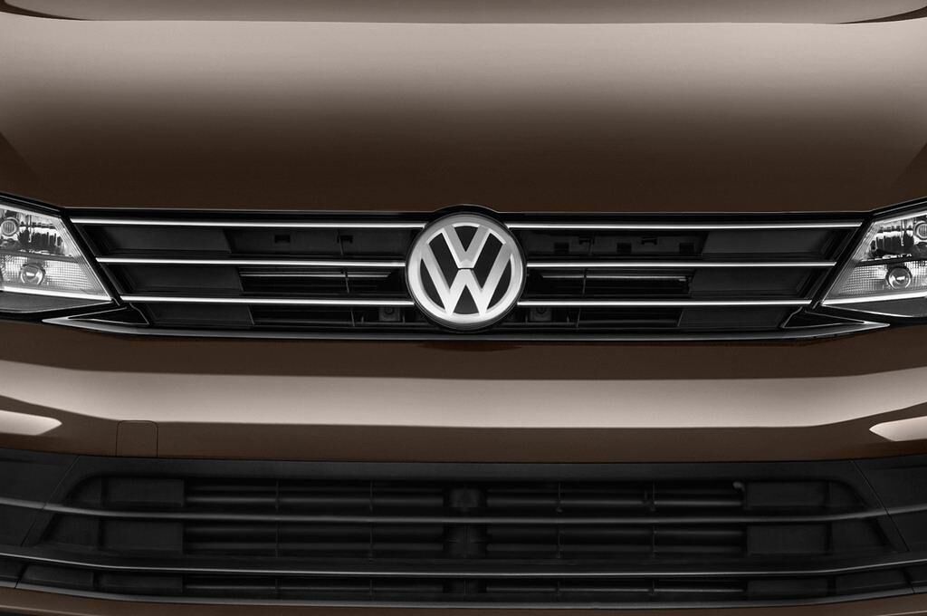 Volkswagen Jetta (Baujahr 2015) 1.2 Tsi Bluemotion Technology 4 Türen Kühlergrill und Scheinwerfer