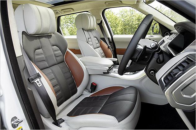 Eine breite Mittelkonsole trennt Fahrer und Beifahrer