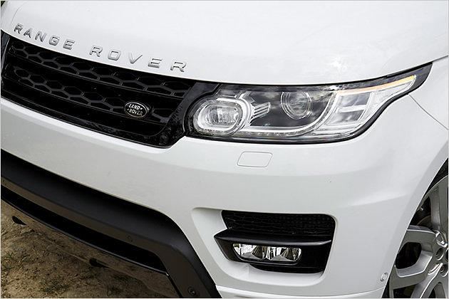 Unübersehbar prangt der Name Range Rover auf der Motorhaube