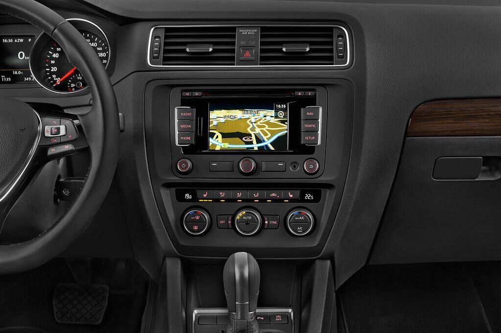 Volkswagen Jetta (Baujahr 2015) 1.4 Tsi 92Kw Bmt Comfortline 4 Türen Mittelkonsole