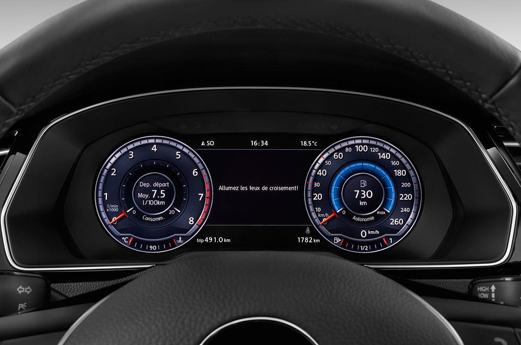 Volkswagen Passat (Baujahr 2015) 1.4 Tsi 118Kw Comfortline Bmt 4 Türen Tacho und Fahrerinstrumente