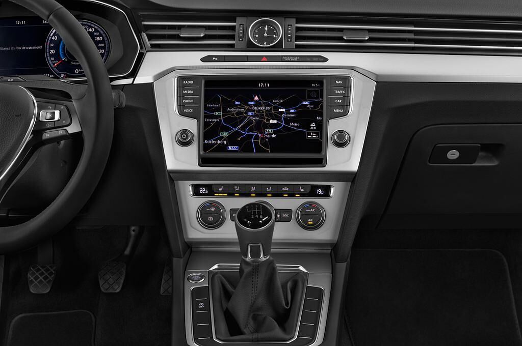 Volkswagen Passat (Baujahr 2015) 1.4 Tsi 118Kw Comfortline Bmt 4 Türen Mittelkonsole
