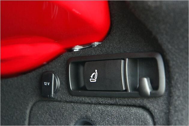 Per Hebel im Kofferraum werden die Lehnen entriegelt