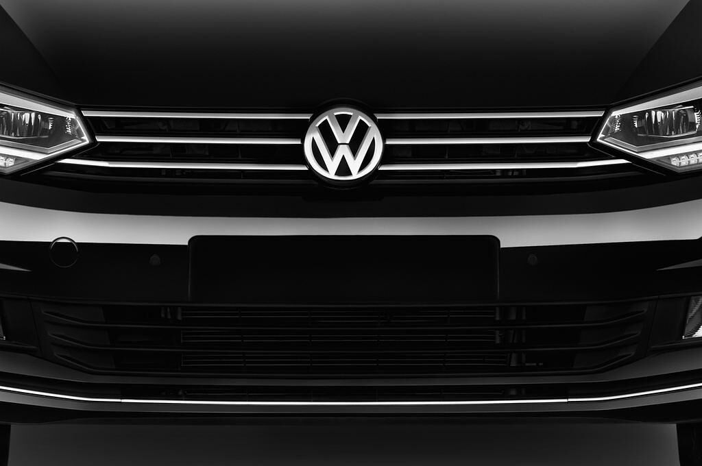 Volkswagen Touran (Baujahr 2016) Highline 5 Türen Kühlergrill und Scheinwerfer