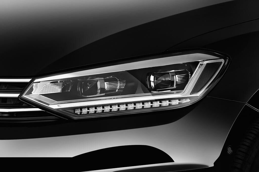 Volkswagen Touran (Baujahr 2016) Highline 5 Türen Scheinwerfer