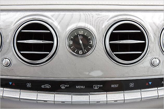 Die runde Analoguhr sieht nett aus, doch das eckige Modell aus dem Vorgänger würde besser passen