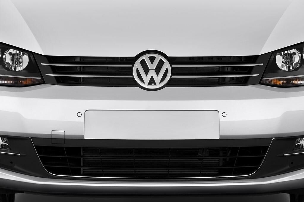 Volkswagen Sharan (Baujahr 2011) Highline 5 Türen Kühlergrill und Scheinwerfer