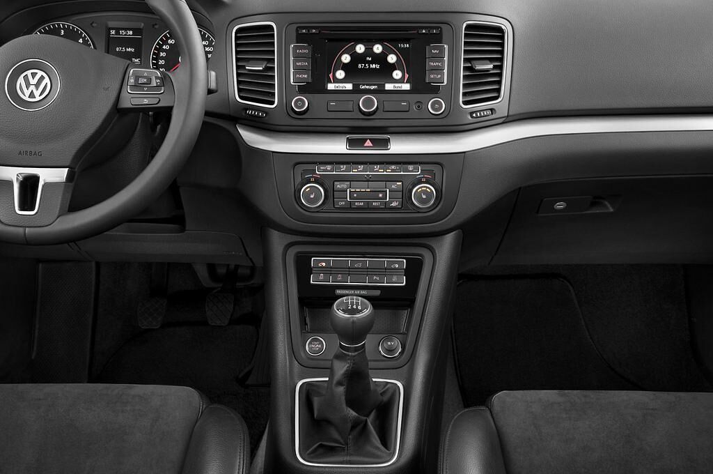 Volkswagen Sharan (Baujahr 2011) Highline 5 Türen Mittelkonsole