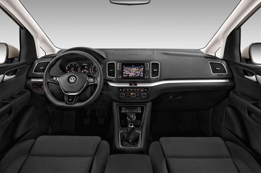Volkswagen Sharan (Baujahr 2016) Confortline 5 Türen Cockpit und Innenraum