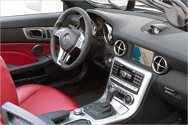 Cockpit: Man sitzt nah an der Tür und hat wenig Platz für den äußeren Arm