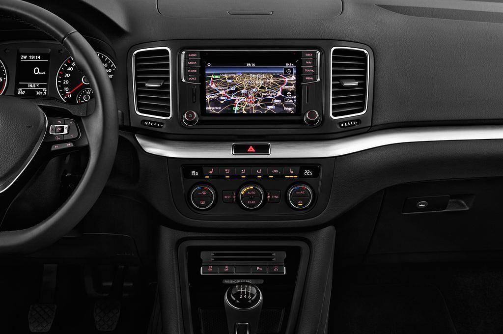 Volkswagen Sharan (Baujahr 2016) Confortline 5 Türen Mittelkonsole