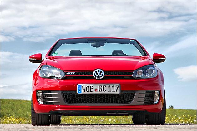 Rote Streifen und die Buchstaben GTI zeigen jedem, was hier kommt