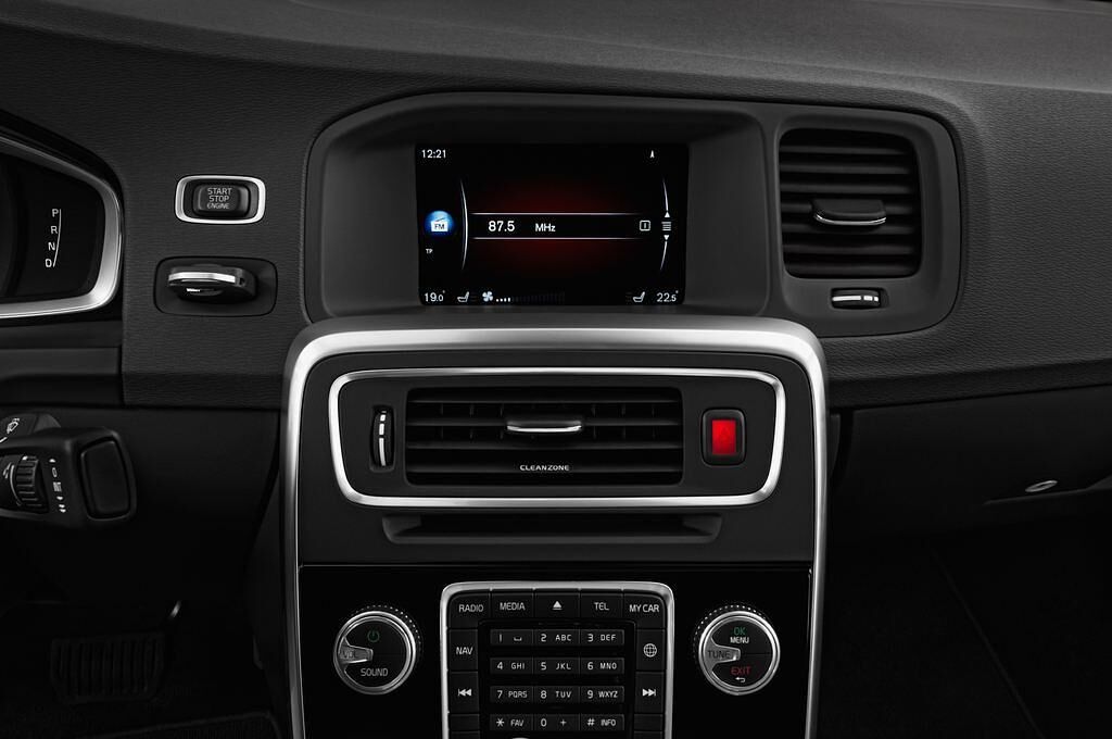 Volvo S60 Cross Country (Baujahr 2017) Summum 4 Türen Radio und Infotainmentsystem