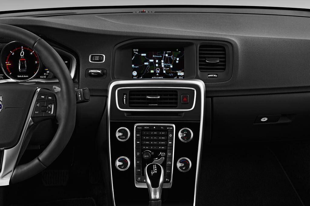 Volvo S60 Cross Country (Baujahr 2017) Summum 4 Türen Mittelkonsole