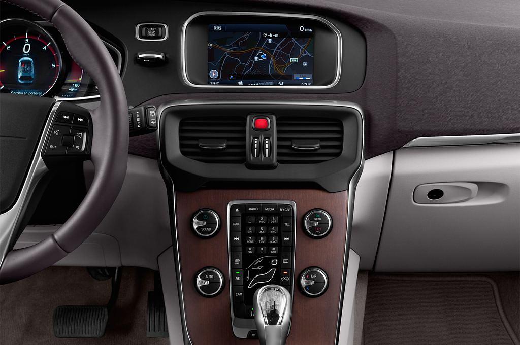 Volvo V40 Cross Country (Baujahr 2014) Summum 5 Türen Mittelkonsole