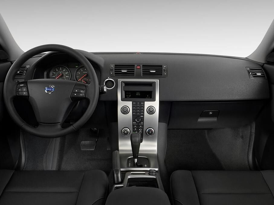 Volvo V50 (Baujahr 2010) Momentum 5 Türen Cockpit und Innenraum