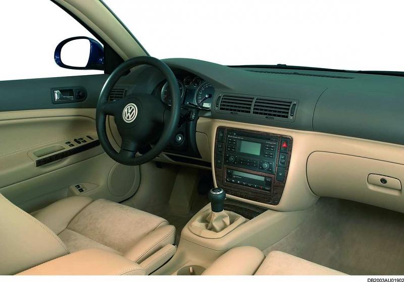 Das Cockpit des VW Passat der fünften Generation.