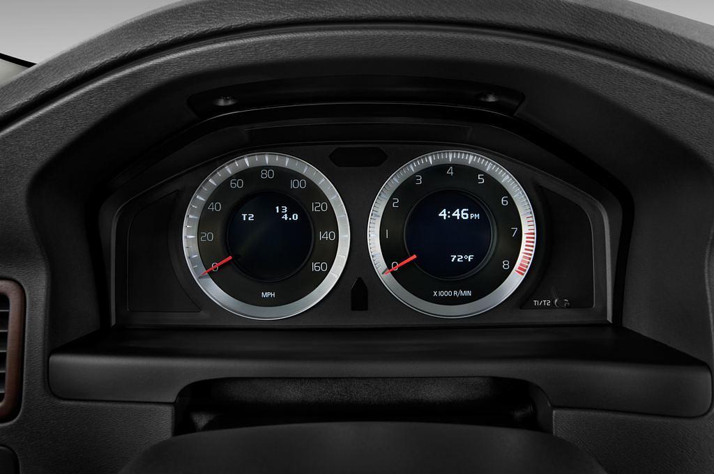 Volvo XC70 (Baujahr 2011) Momentum 5 Türen Tacho und Fahrerinstrumente