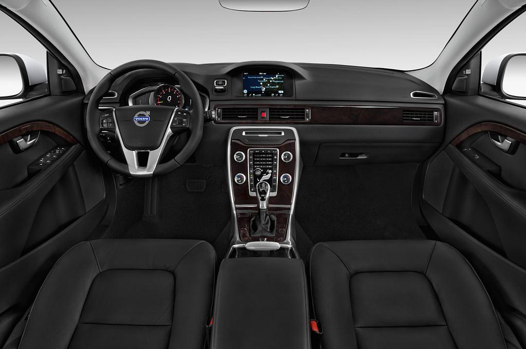 Volvo XC70 (Baujahr 2015) Momentum 5 Türen Cockpit und Innenraum