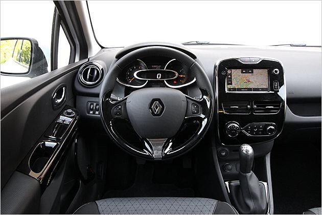 Massig schwarzer Klavierlack: Auch das Cockpit ist gut gestaltet