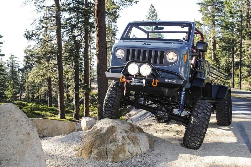 Der Jeep Mighty Forward Control spielt im Gelände seine Stärken aus