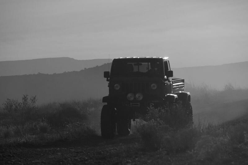 Der Jeep Mighty Forward Control hat eine hohe Bodenfreiheit