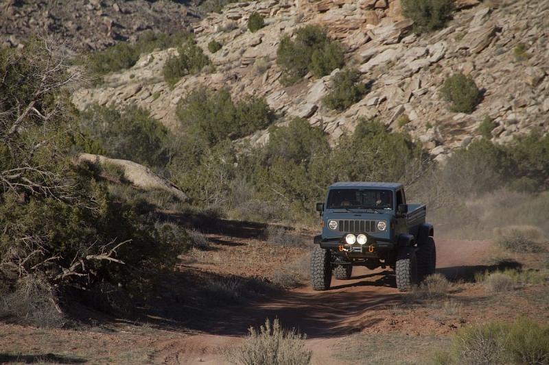 Der Jeep Mighty Forward Control schafft den Sprint auf 100 km/h in 10,7 Sekunen