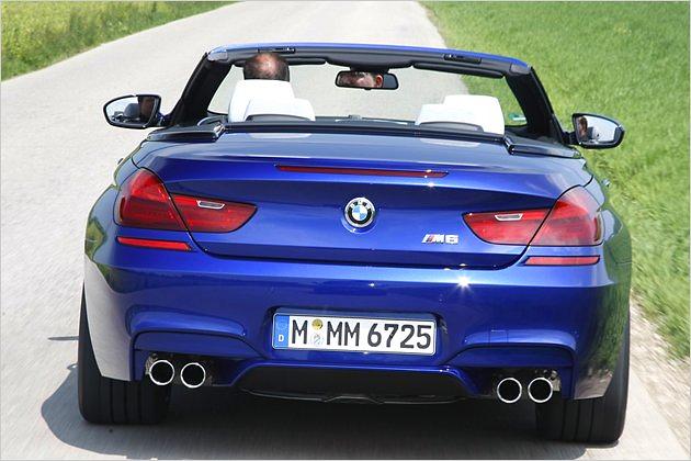 Zwischen den Endrohren sitzt ein dezenter Diffusor