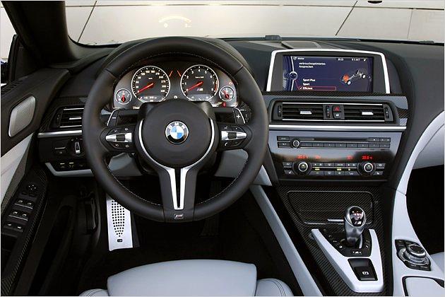 Premiere: Im M6 Cabrio wird erstmals das neue M-Lenkrad eingesetzt