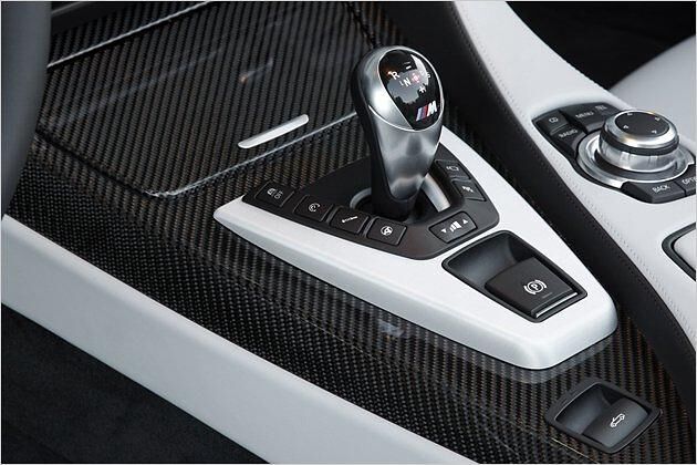 U-förmig um den Gangwahlhebel herum angeordnet: Die Schalter zum Ausschalten des ESP, zum Einstellen von Gasannahme, Federung, Lenkung und Getriebe sowie Deaktivieren der Einparksensoren und zur Aktivierung der Side-View-Kamera