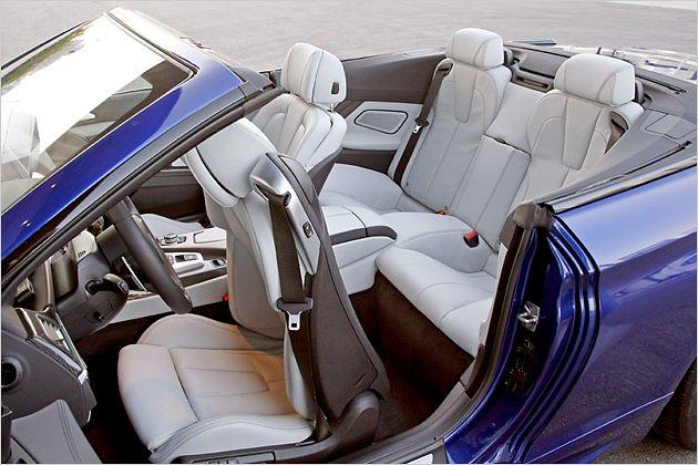 Zwei gut ausgeformte Einzelsitze mit geringer Beinfreiheit im Fond des M6 Cabrios