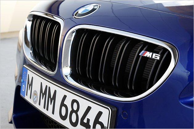Gab es bisher nicht: Ein kleines M6-Logo sitzt im Kühlergrill des Cabrios