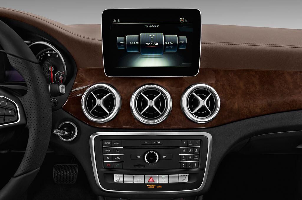 Mercedes CLA Coupe (Baujahr 2017) AMG Line 4 Türen Radio und Infotainmentsystem