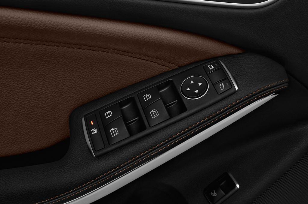 Mercedes CLA Coupe (Baujahr 2017) AMG Line 4 Türen Bedienungselemente Tür