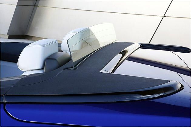 Im hochgefahrenen Zustand dient die Heckscheibe als kleines Windschott