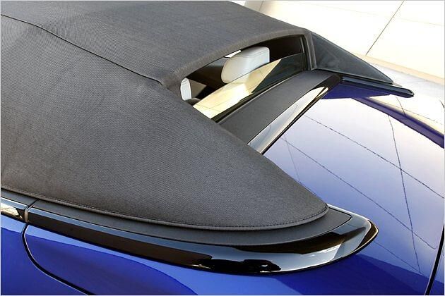 Auch bei geschlossenem Verdeck kann die Heckscheibe elektrisch geöffnet werden