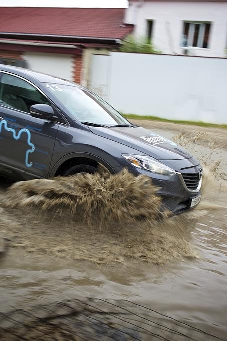 Ruckzuck verwandelt sich die Straße in eine Flußfurt