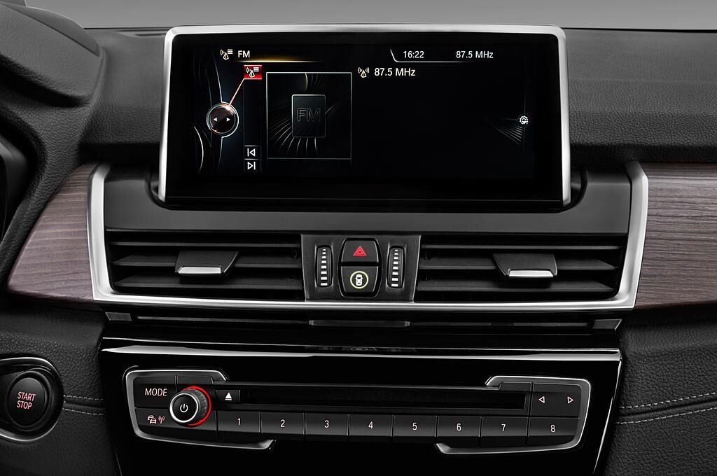 BMW 2 Series Active Tourer (Baujahr 2017) Luxury Line 5 Türen Radio und Infotainmentsystem