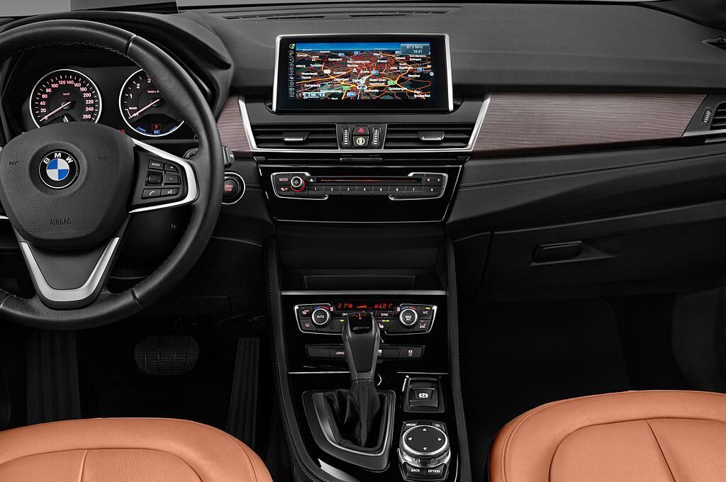 BMW 2 Series Active Tourer (Baujahr 2017) Luxury Line 5 Türen Mittelkonsole