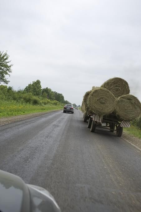 Egal, wie eng die Fahrbahn ist, überholt wird trotzdem