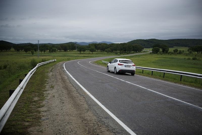 Die Autobahn schlängelt sich durch die Landschaft