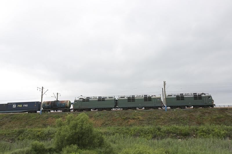 Die transsibirische Eisenbahn ist ständiger Begleiter