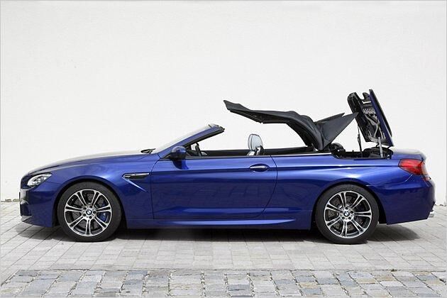 ... öffnet sich das Dach inklusive der Heckfinnen vollautomatisch und ...