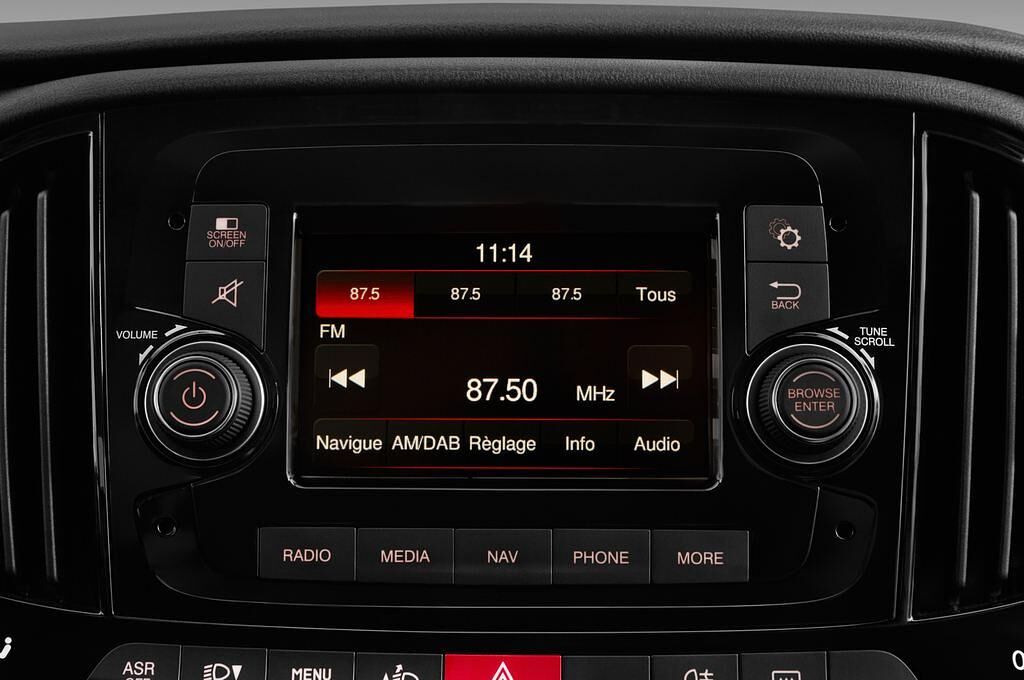 FIAT Doblo Cargo (Baujahr 2017) Basis 4 Türen Radio und Infotainmentsystem